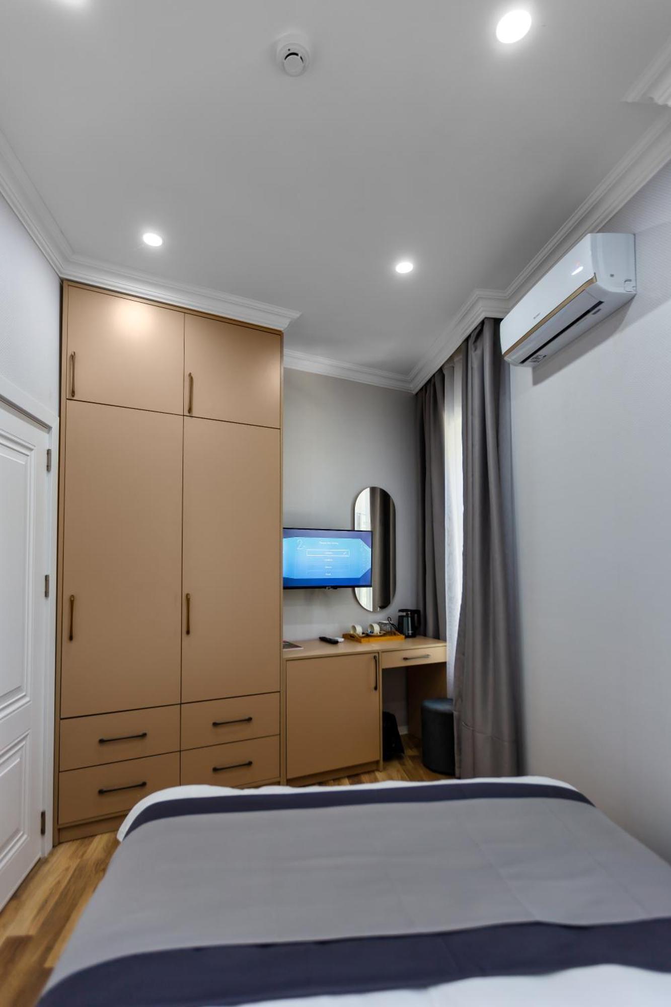 Hillside Center 3*