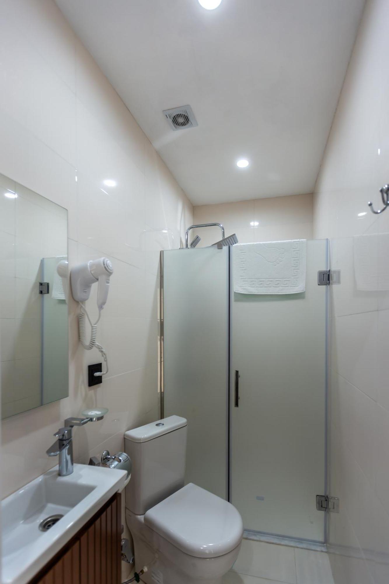 Hillside Center Hotel 3*